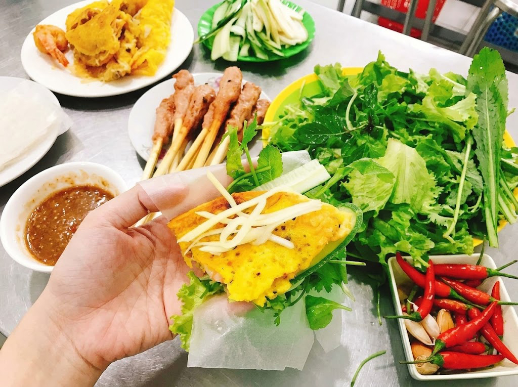How to Roll Banh Xeo